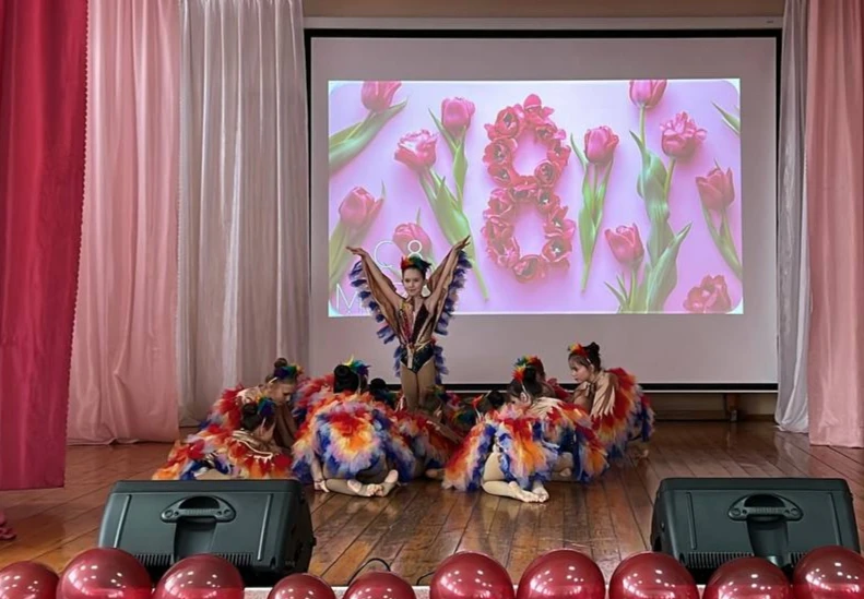 🌷Сегодня в нашей школе царила особая, праздничная атмосфера. Мы собрались вместе, чтобы поздравить н