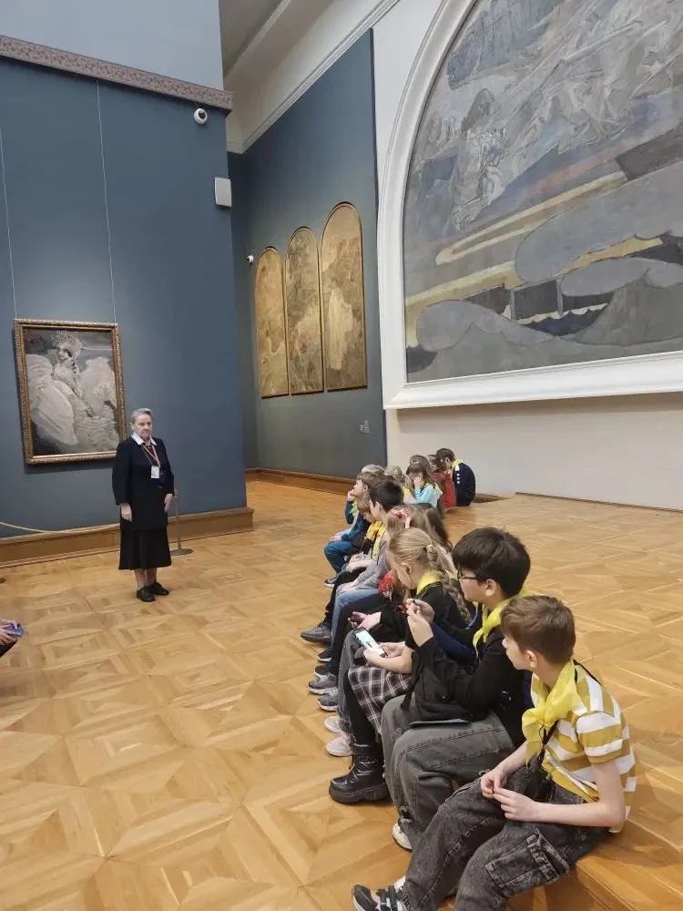 🎨 Мир сказки и мечты  🖼️ На каникулах ученики 2Б класса посетили Третьяковскую галерею. Экскурсия «М