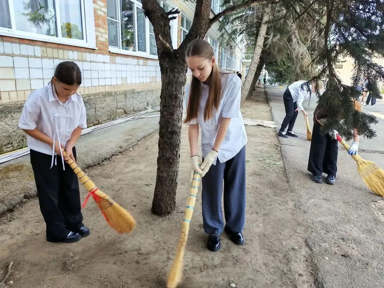 🍃Общими усилиями к чистоте: в нашей школе прошёл субботник!