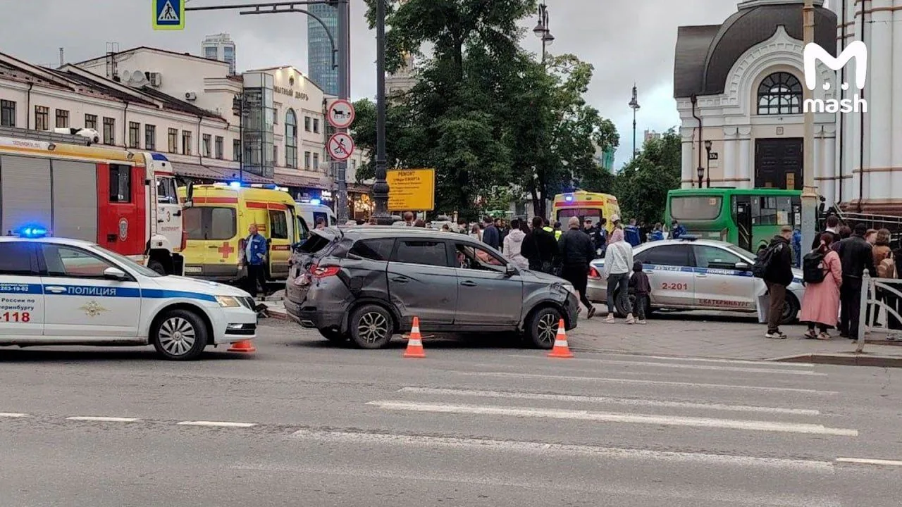 Четыре человека погибли в результате ДТП в Екатеринбурге — автобус вылетел на тротуар и...