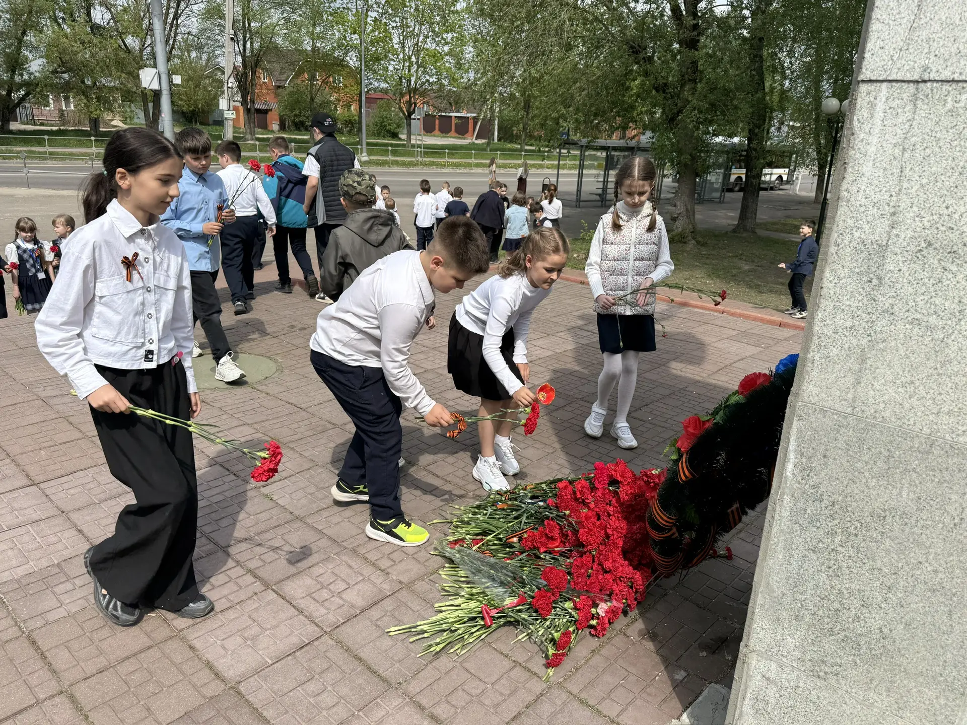 🕯️В преддверии Дня Победы учащиеся с 1 по 11класс и педагоги МБОУ " Эффективная школа" ( школа 16)  