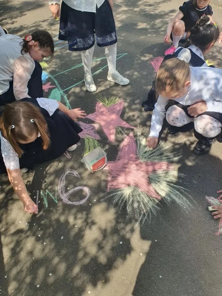 🎨 В преддверии 9 Мая ученики начальной школы устроили яркое творческое мероприятие — рисовали на асф