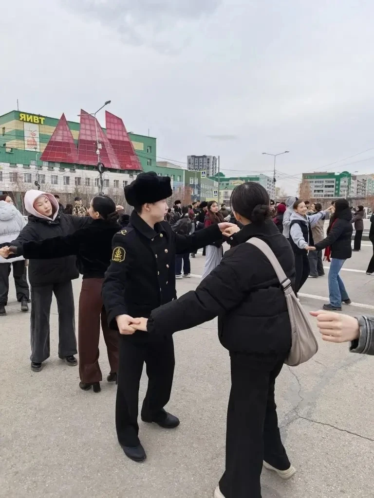 РЕПЕТИРУЯ "ВАЛЬС ПОБЕДЫ"...  Молодежная среда будущих защитников Родины и окружающих их близких люде
