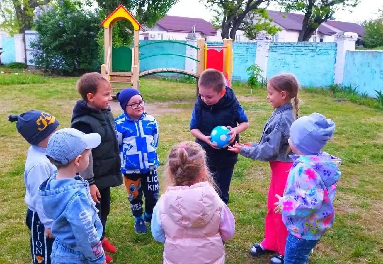 Игры на свежем воздухе в детском саду способствуют: