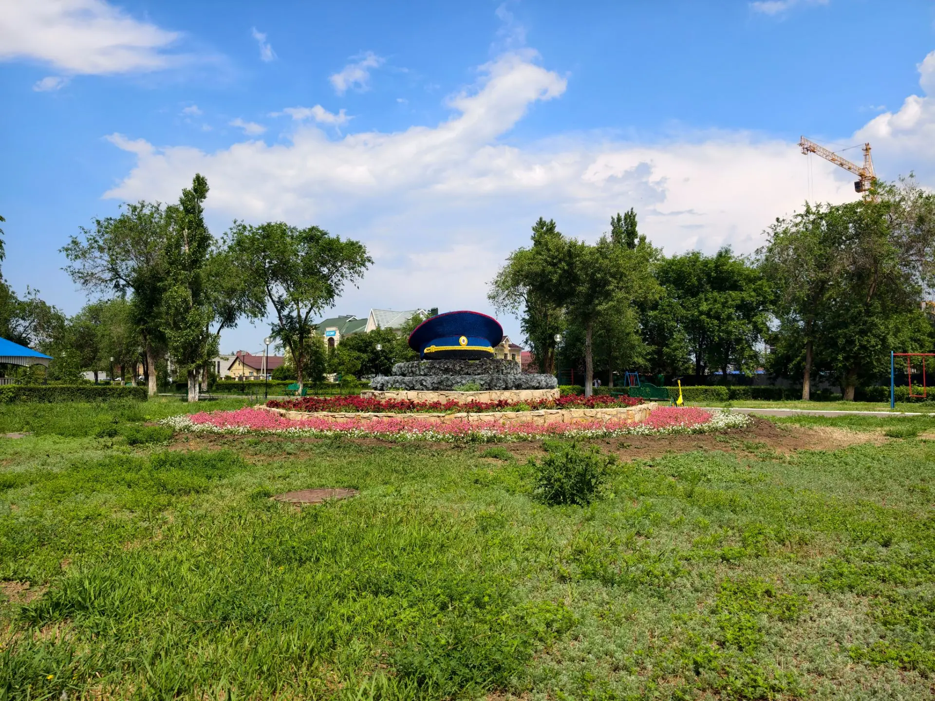 Чего не хватает в сквере Самохина в Оренбурге? Цветов в вазонах 🌸 и покоса газонов 🌾

Сквер имени 