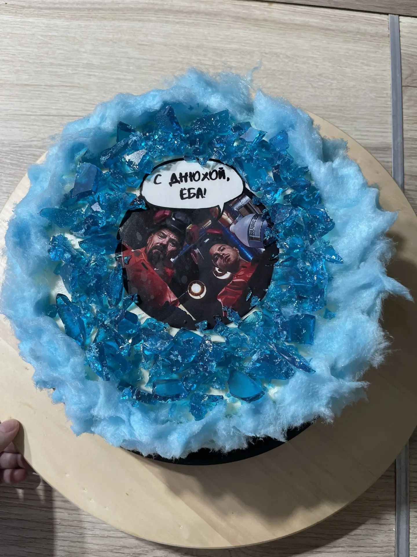 Сегодня у мужа ДР 🥳

Приготовила торт в стиле его любимого сериала. Сложность была в том, что рефер