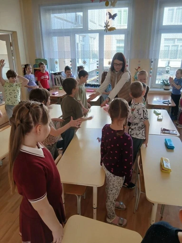 👩‍🏫 Учителя начальной школы — в гостях у дошколят!  Наши педагоги не забывают про своих будущих учен
