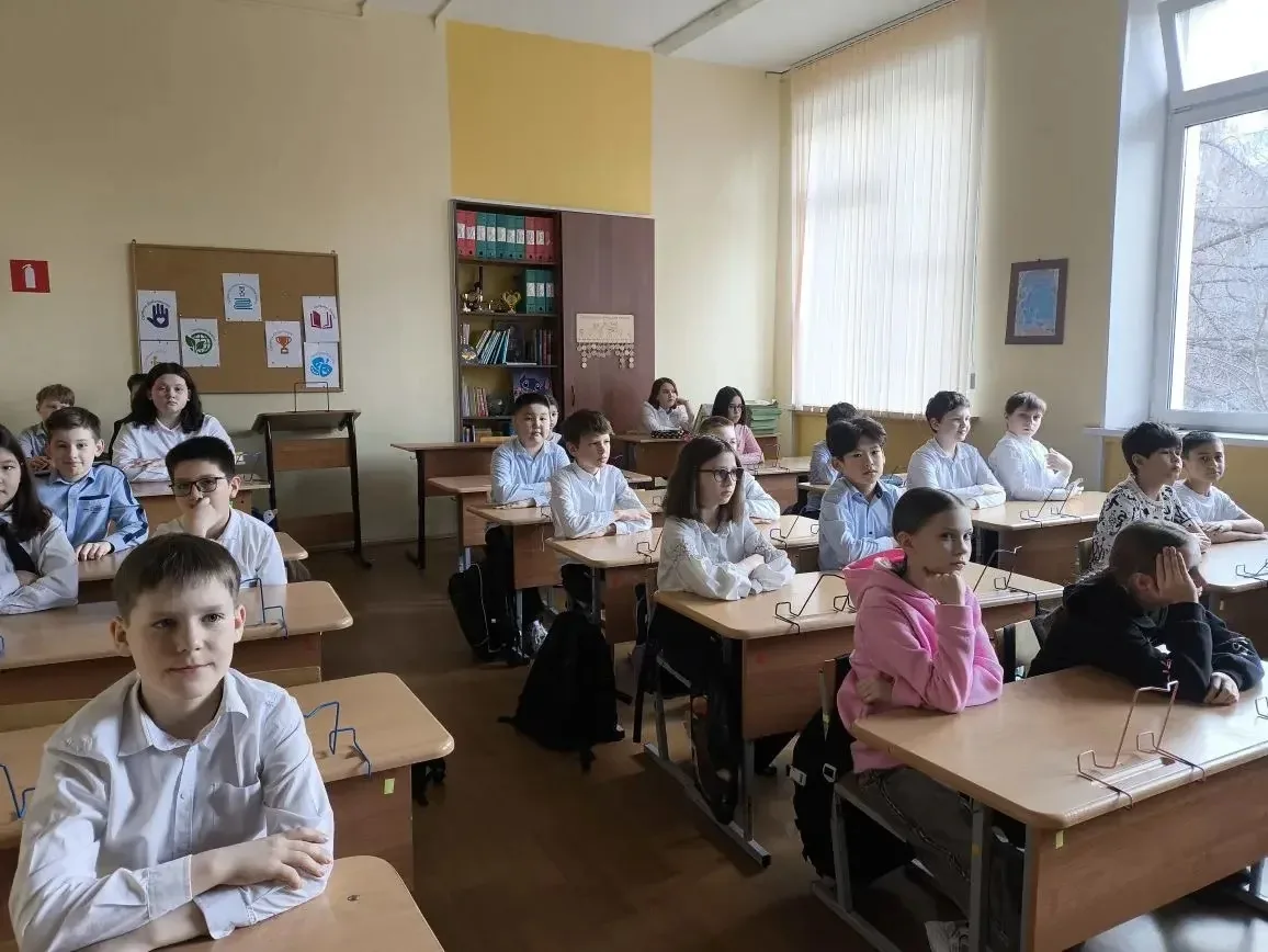 ВЗГЛЯНУТЬ В ЗЕРКАЛО ЭПОХИ: ШКОЛА ОТКРЫЛА КУЛИСЫ БОЛЬШОГО ТЕАТРА! ✨🎭  Хотите узнать, как обычный учеб