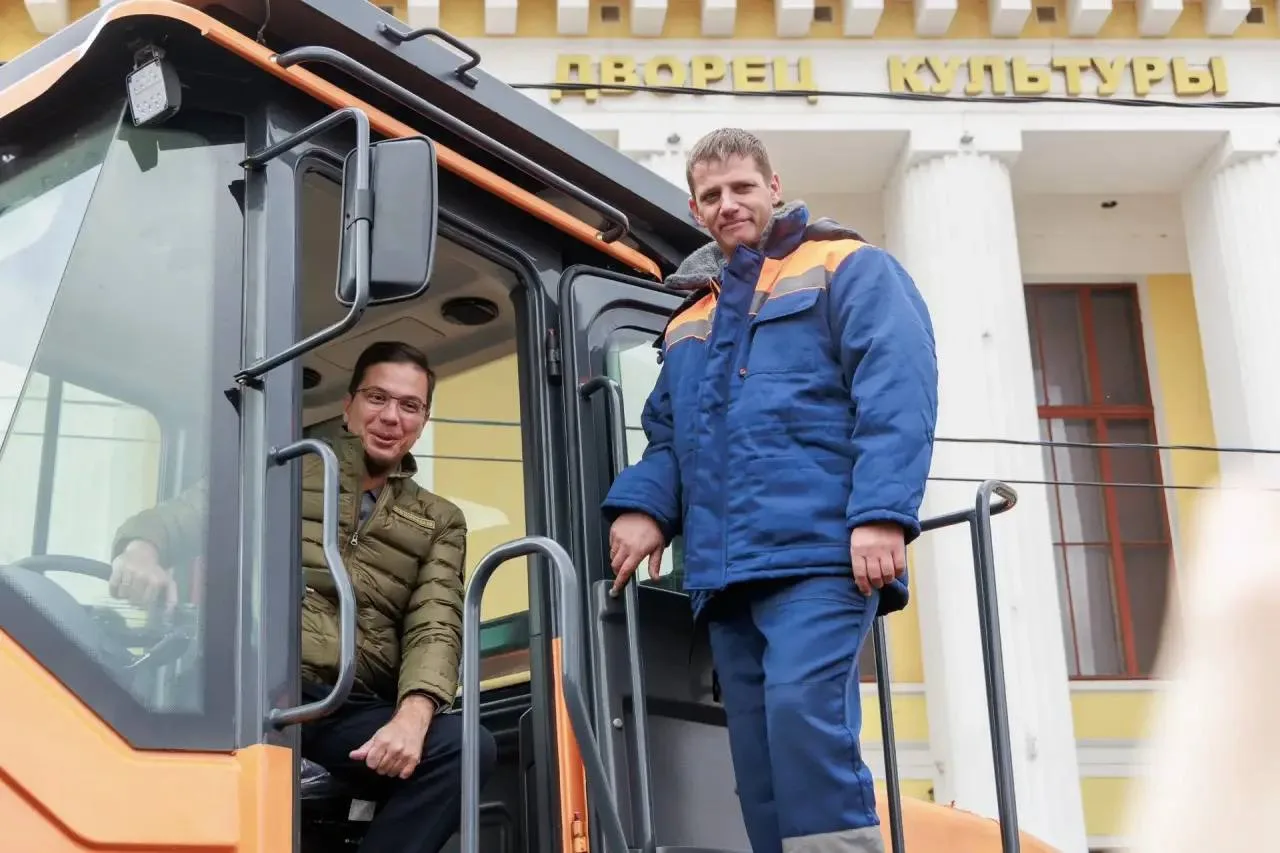 ШАЛАБАЕВ ОСМОТРЕЛ ДОРОЖНУЮ ТЕХНИКУ