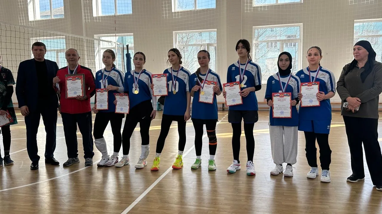 🏆 Сегодня, 21 февраля, в спортивном зале нашей школы прошла настоящая битва на волейбольной площадке