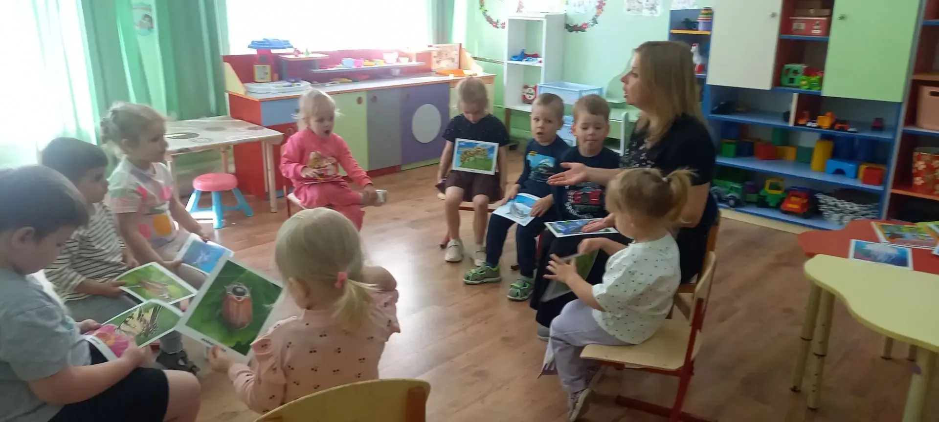 Сегодня мы провели увлекательную беседу с детьми на тему:"Птицы". В ходе беседы дети отгадывали зага