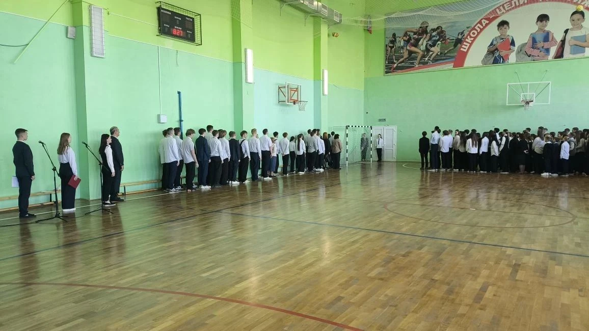 🗓🇷🇺В Бутурлиновской средней общеобразовательной школе прошла традиционная еженедельная линейка, посв