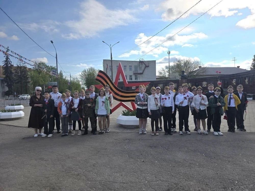 🌷Цветы для героев  🔥 Очень важно, что дети с ранних лет участвуют в таких значимых мероприятиях.  🔥 