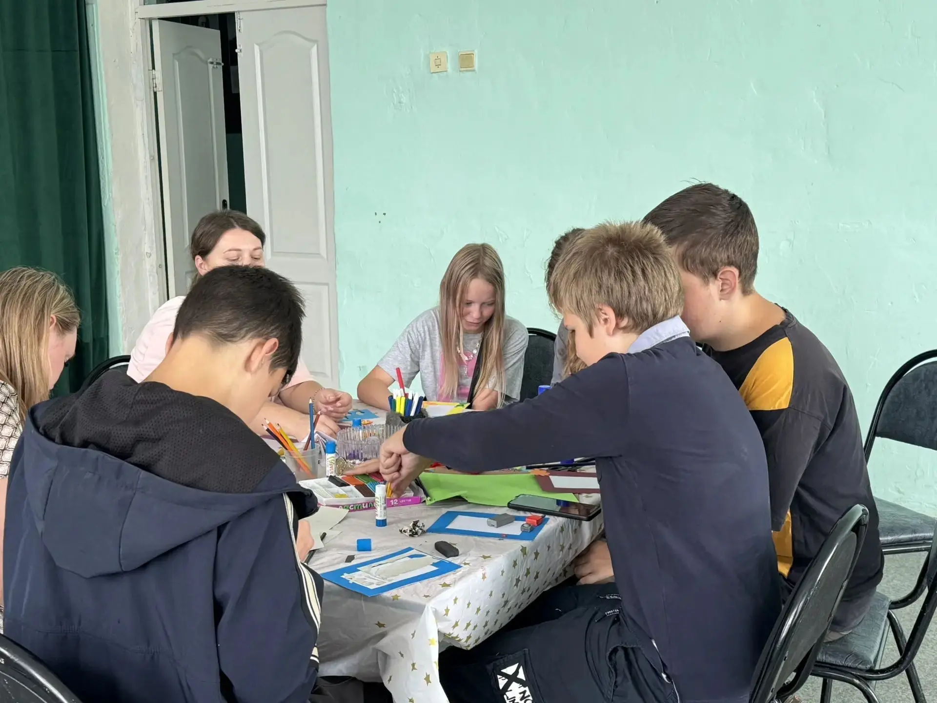 🖼️ Сохрани тепло своими руками!

В досуговом центре «Радужный мир» (школа №18) прошёл творческий ма
