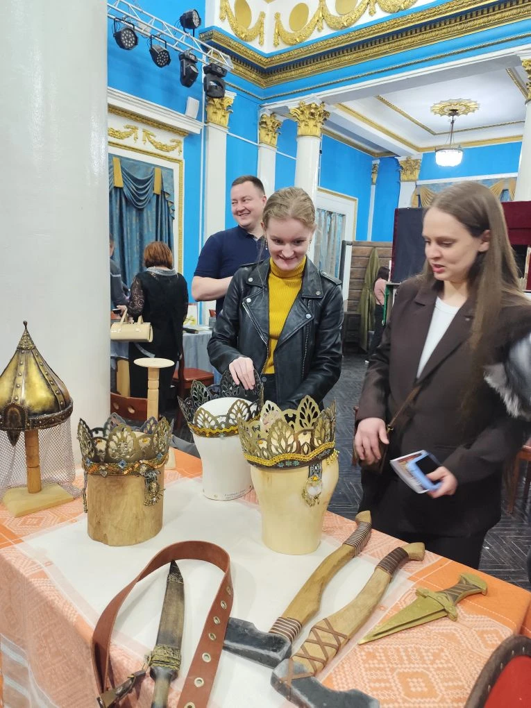 Вот вам картинки с выставки театрального реквизита.