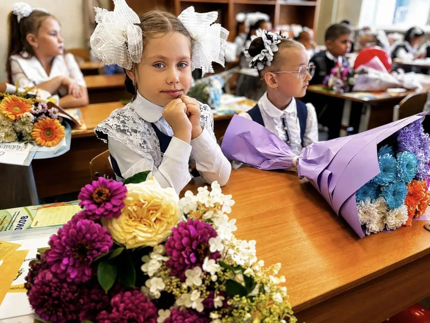 🎈 Южно-Сахалинск встретил День знаний: цветы, улыбки и белые банты!
