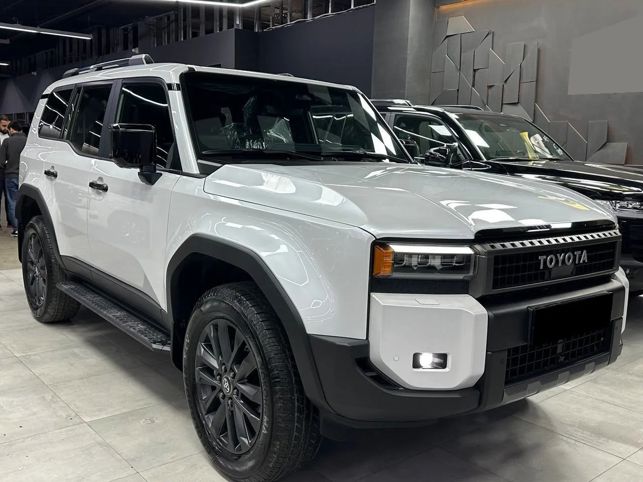 Toyota LC 250 D AT суф 61 2.8 дизель 2026 (белый на черном)