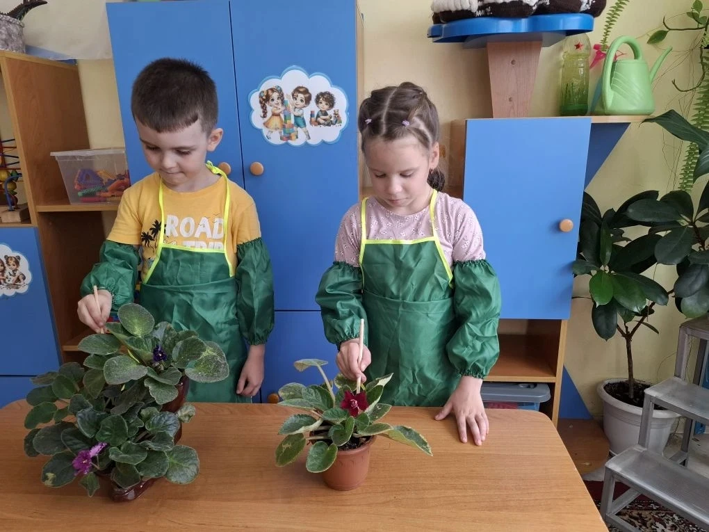 Воспитанники ухаживают за растениями