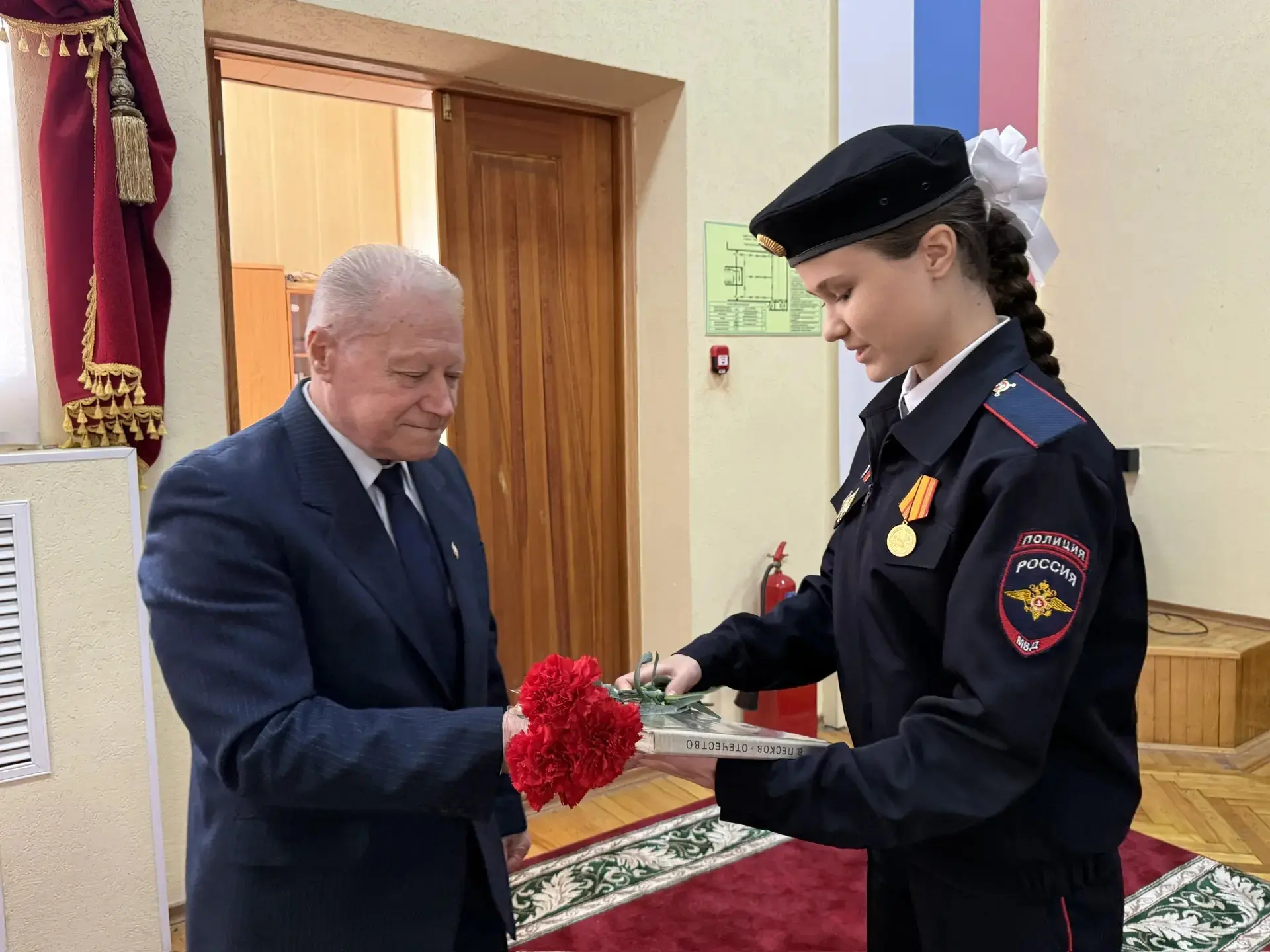 17 апреля в День ветеранов органов внутренних дел  наградили будущих защитников правопорядка 🎖  В эт