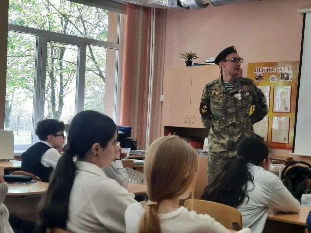 27 апреля в классах 9 «А», 6 «Г» и 1 «А» прошло мероприятие «Урок мужества», гостем которого стал гв