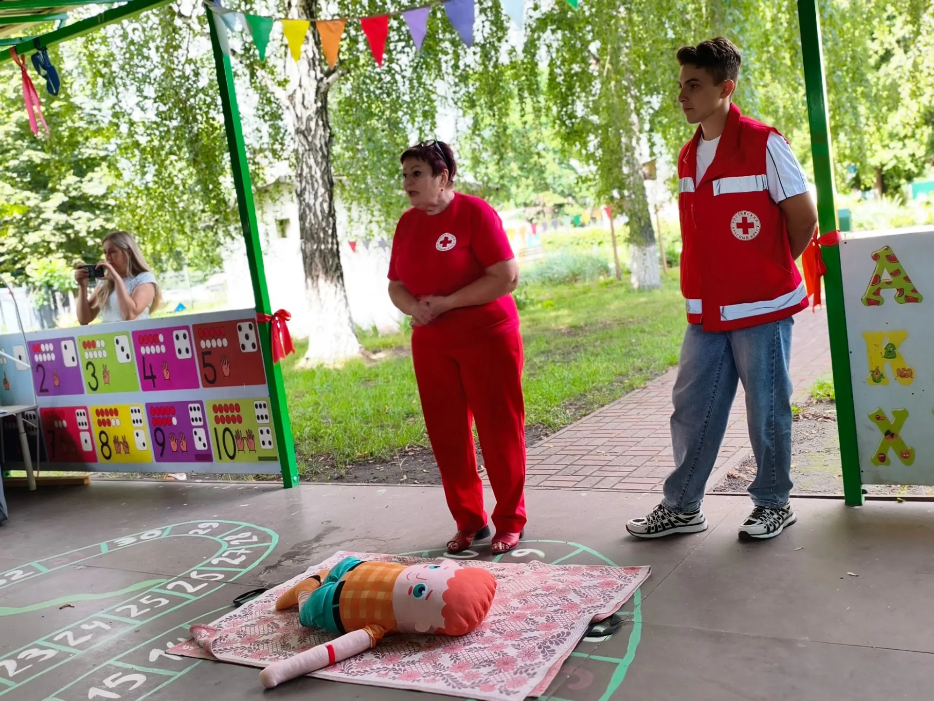 Когда в детский сад приходят гости из "Красного креста" - это не просто лекция, а насто...