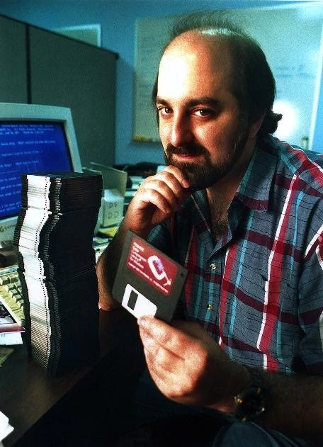 Формат ZIP.

•  В 80-х и начале 90-х, до широкого распространения интернета, энтузиасты-компьютерщик