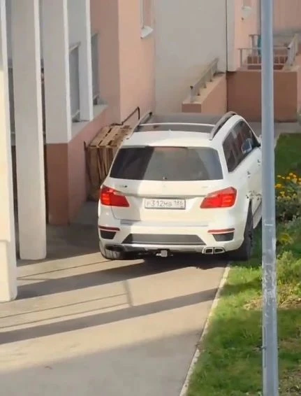 Зачем парковаться так, если у подъезда есть место? Осетинская, 12.