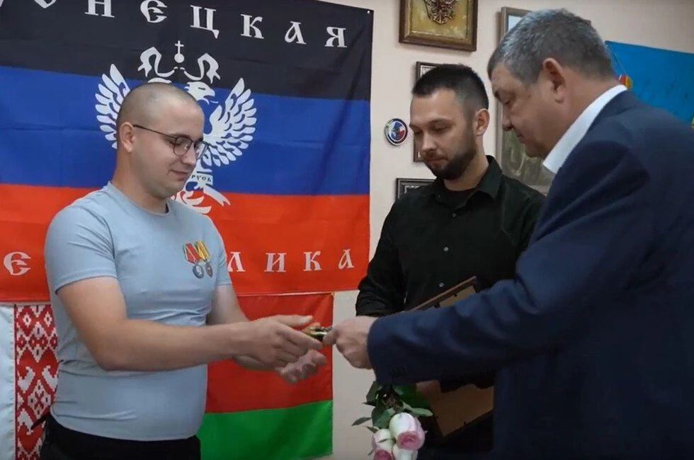 🏠 Ветерану СВО вручили ключи от квартиры в Горловке

Их вручили глава округа Иван Приходько и руков