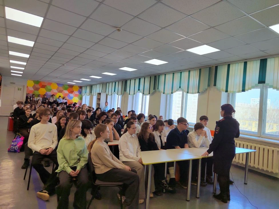 Сегодня к нашим ученикам 8АБВ, 9АБ и 10А классов с серьезным разговором пришли