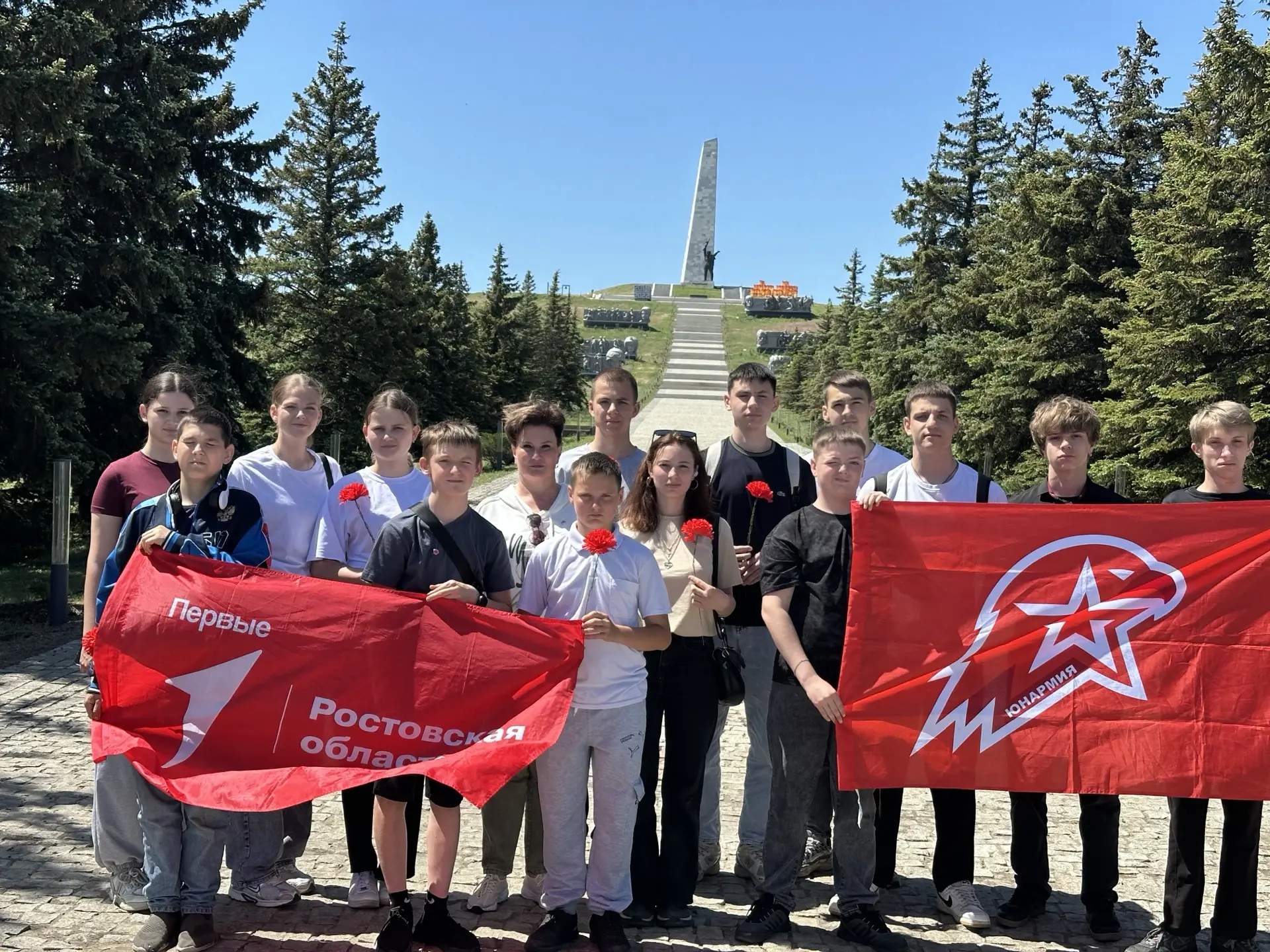 Старшеклассники посетили мемориальный комплекс «Саур-Могила»🕊️🏛️⭐