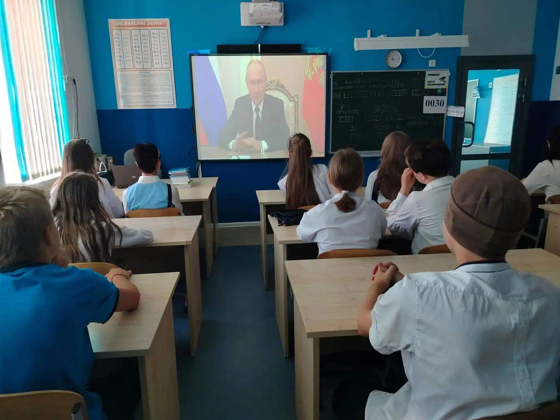 🔔 Сегодня в школе прошли первые «Разговоры о важном», посвящённые Дню знаний.
