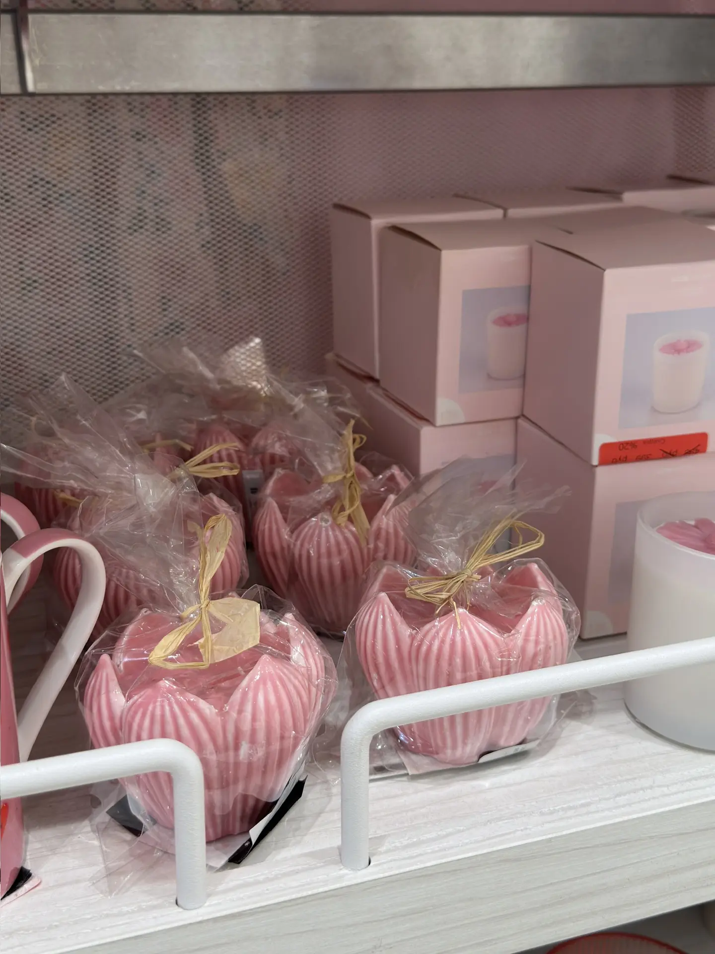 Очень милая весенняя коллекция для дома в LC Waikiki 🌸   От покупок посуды остановила только жуткая 