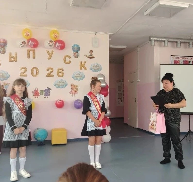 Сегодня, 2 июня, сотрудники Новопокровского КДЦ, с большим удовольствием, поздравили ребят из 4 клас