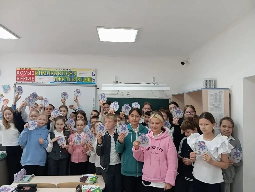 🚀 Космос не терпит пустоты, а наша школа — бездействия! 🌟 Знаете, что сближает первоклашек и старшек