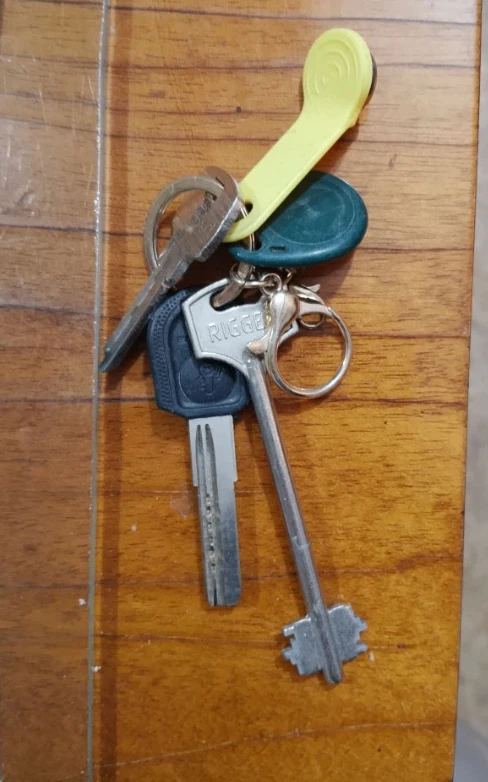 Найдены ключи возле дома по ул. Сибирская, 3. Ключи находятся на 1-м участке в подвале ...