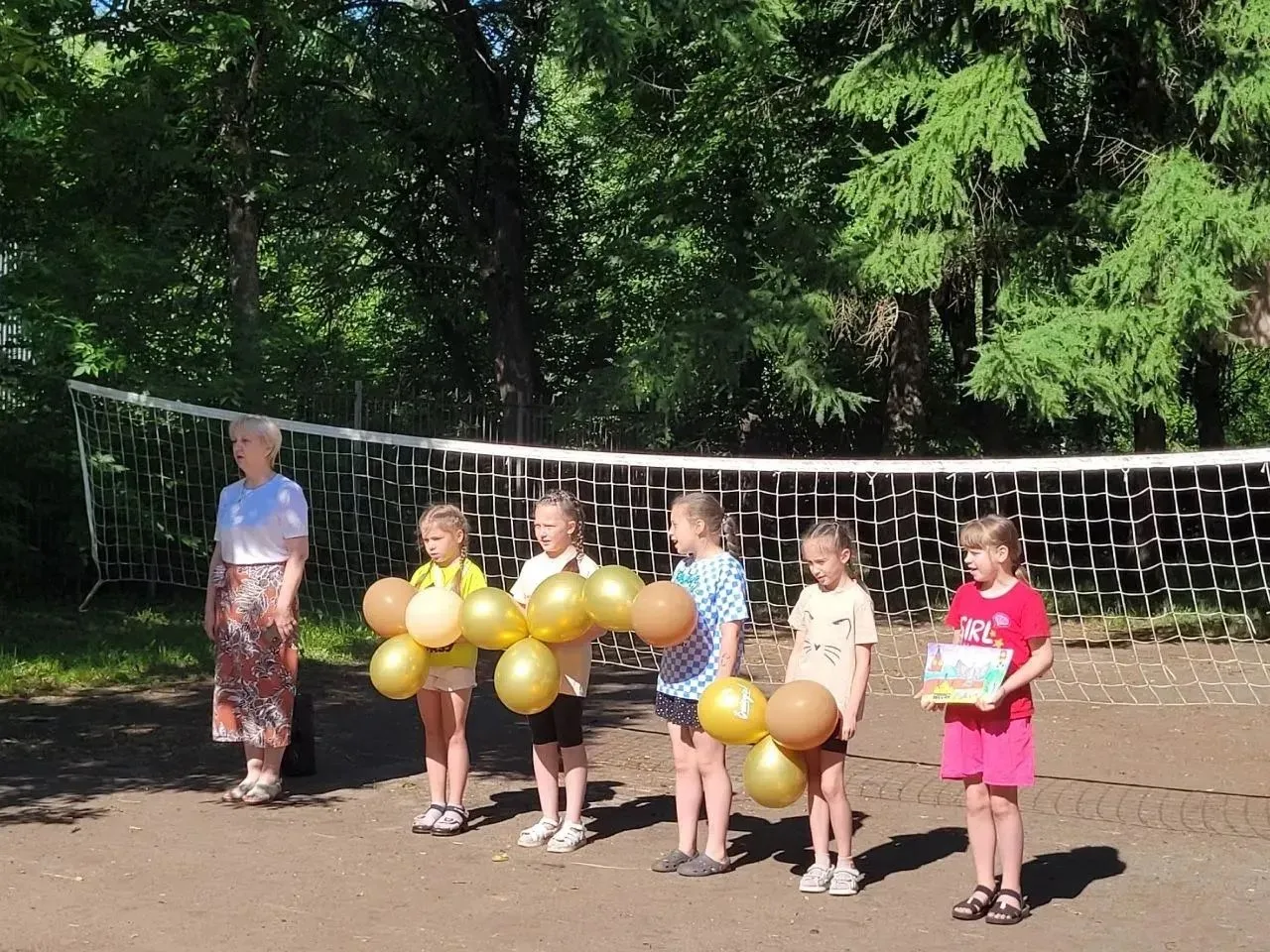 11 июня. Предпраздничный день в летнем лагере дневного пребывания «Солнышко» начался с исполнения ги