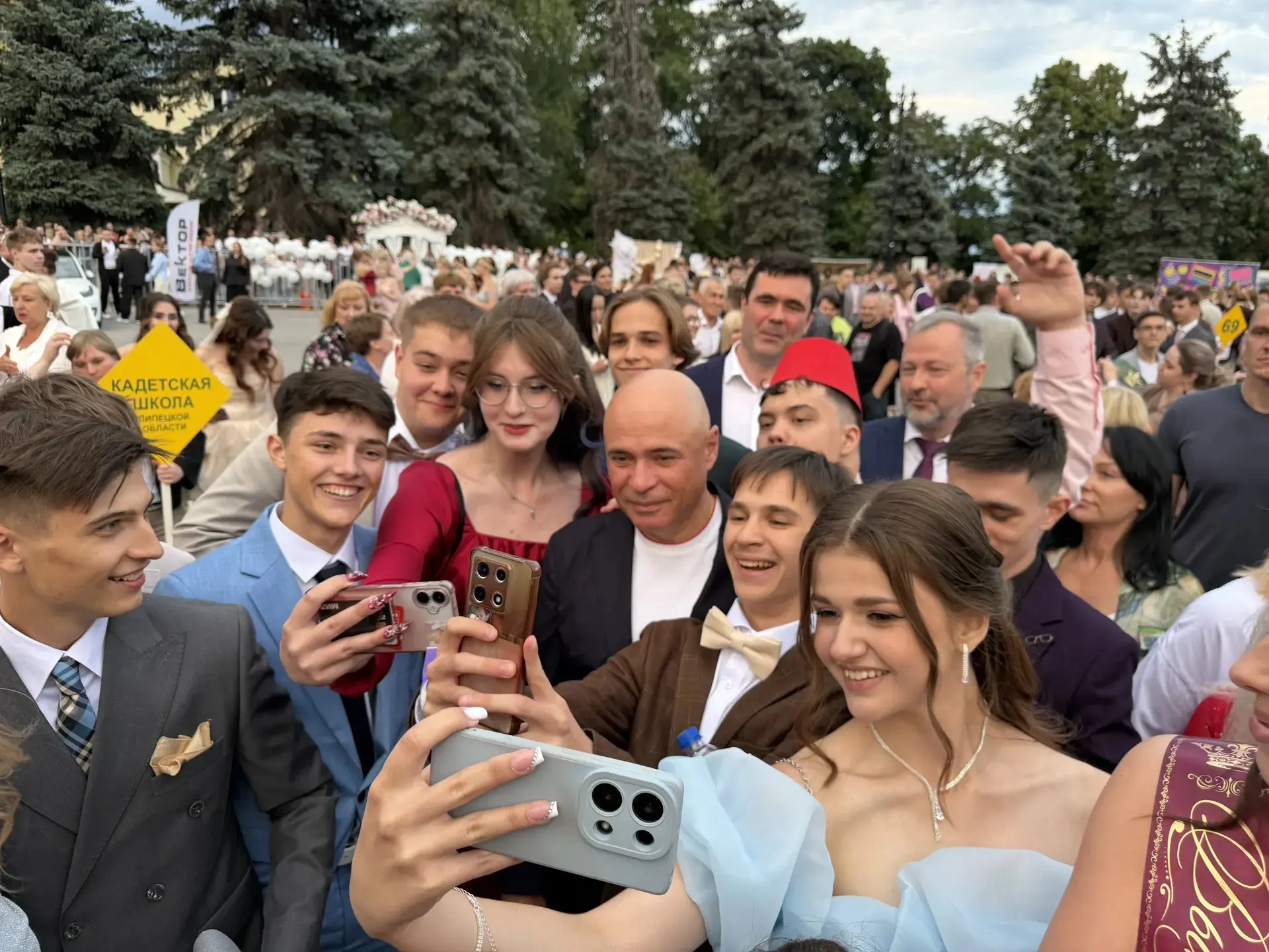 Игорь Артамонов, Михаил Щербаков и Сергей Курбатов награждают выпускников и фотографиру...
