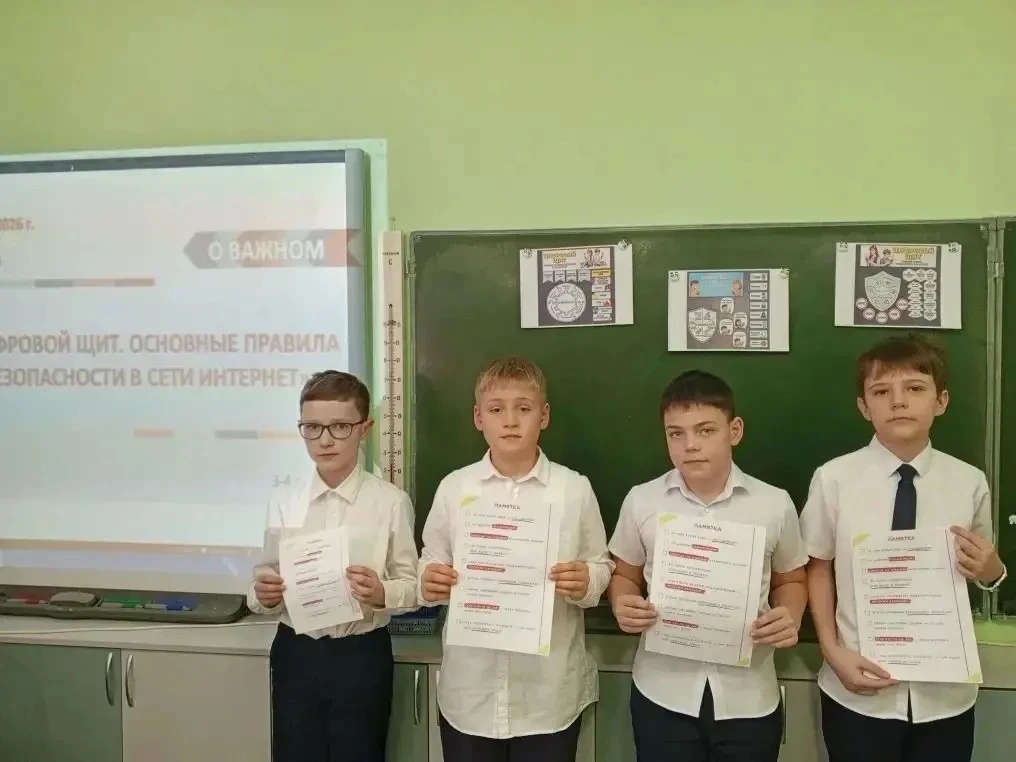 ☀️Соблюдая замечательную традицию, наша учебная неделя началась с поднятия флага !   📚Сразу после це