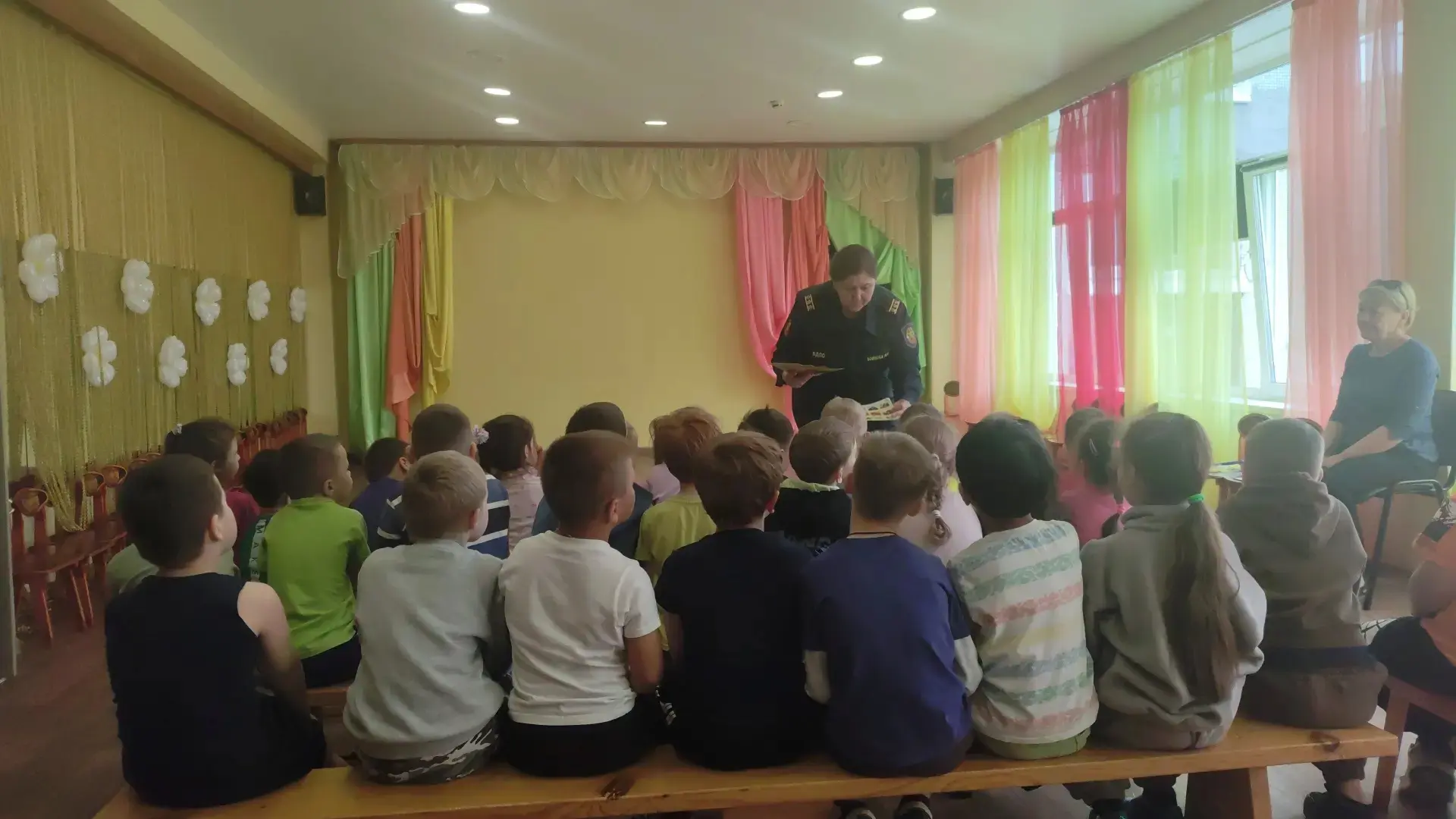 🧯 В гости к деткам старших групп приходила сотрудница МЧС Бойцова Н.В. 🧯