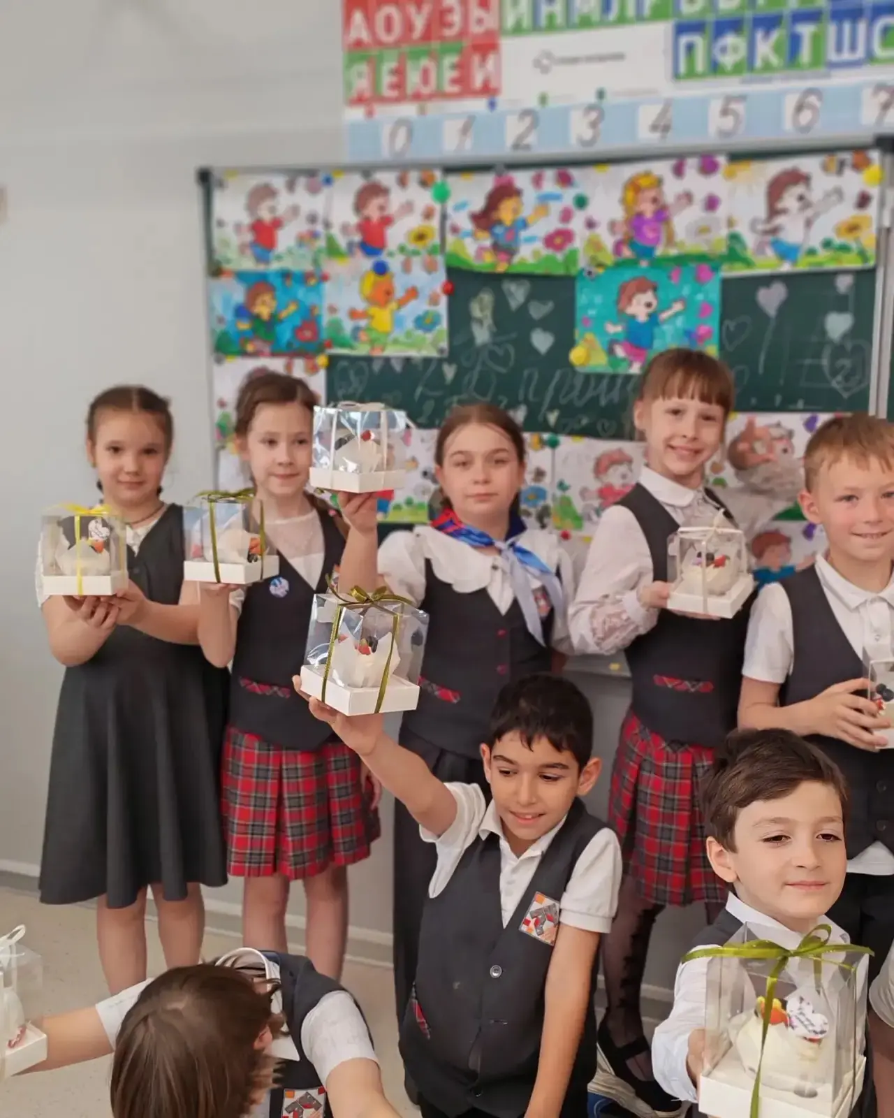 УРА, КАНИКУЛЫ!🎉🥳  В классе 2 «Б» прошёл весёлый и запоминающийся праздник «Ура, каникулы!», которого