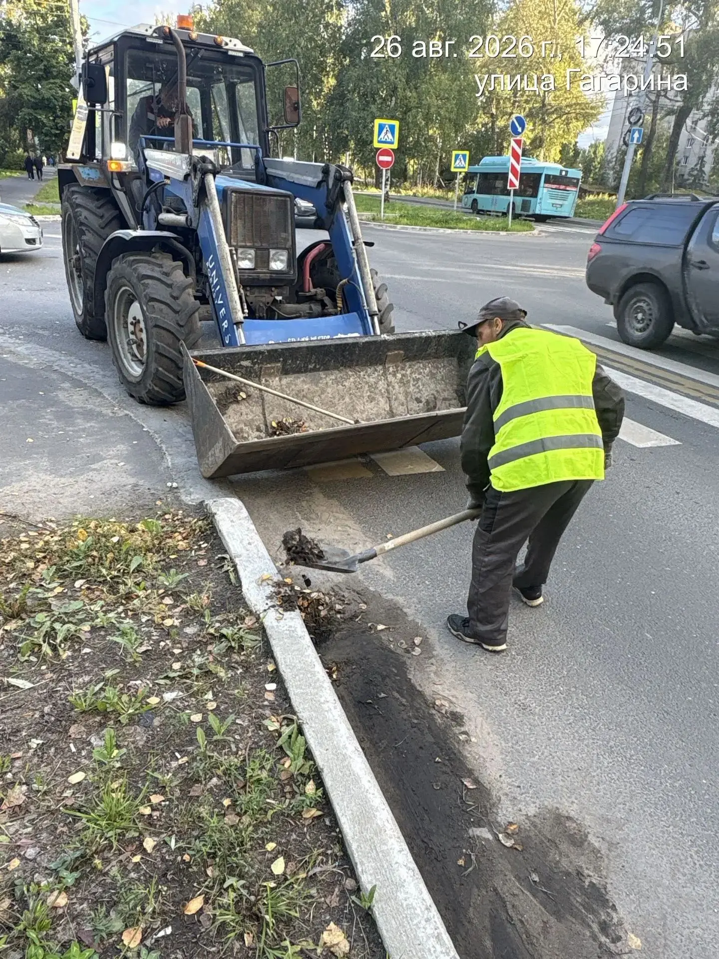 ☀️ В дневную смену с городских улиц вывезено 19 м³ грунтовых наносов и листьев.