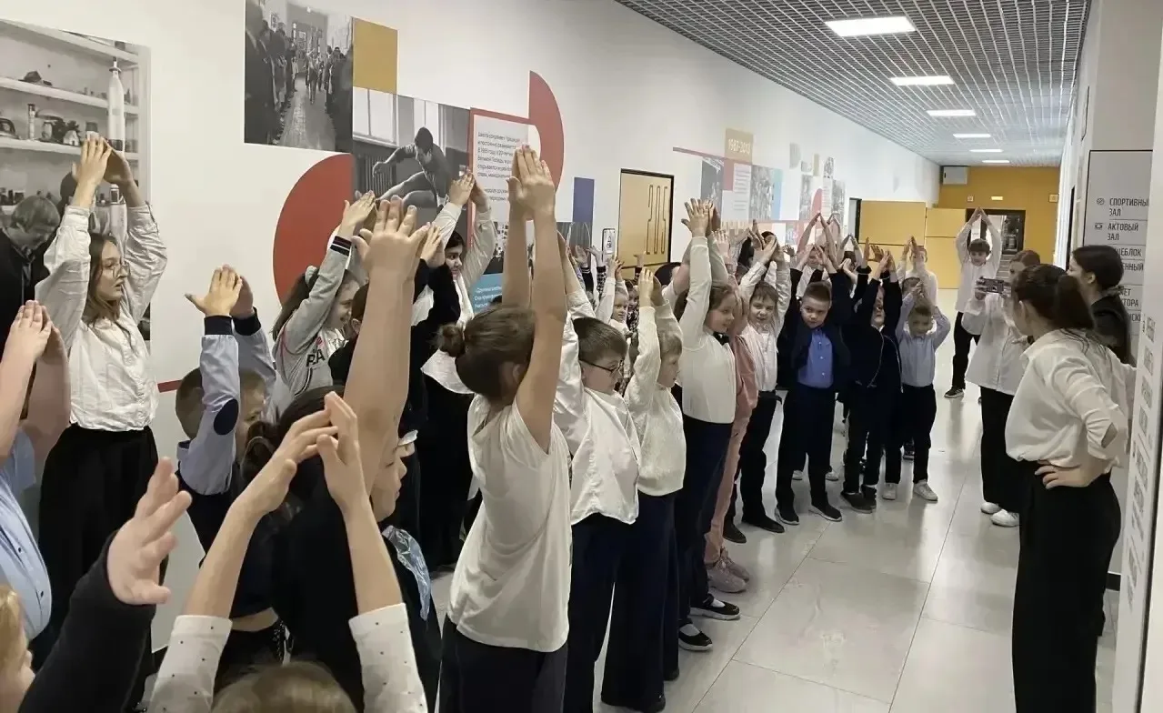 Эту неделю мы начинаем день с улыбки и здоровья!  ☀️ Утренняя зарядка в начальной школе – залог бодр