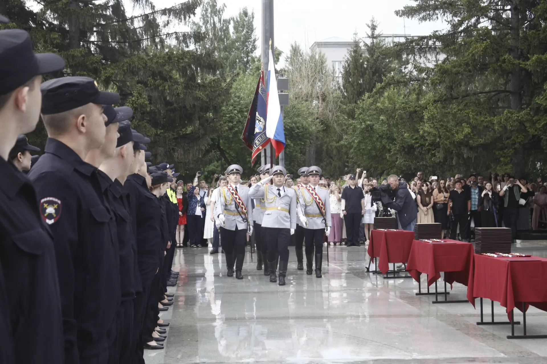 Сегодня на Монументе Славы 158 сотрудников внутренних дел получили свои новые звания и первые офицер