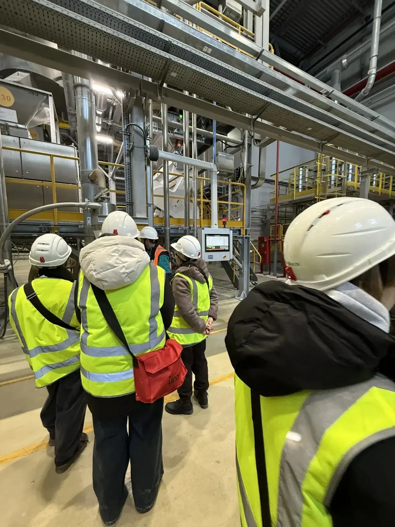 19 февраля учащиеся 10 Б класса посетили завод «ПОЛИЭФ» (холдинг СИБУР) в городе Благовещенск. Завод