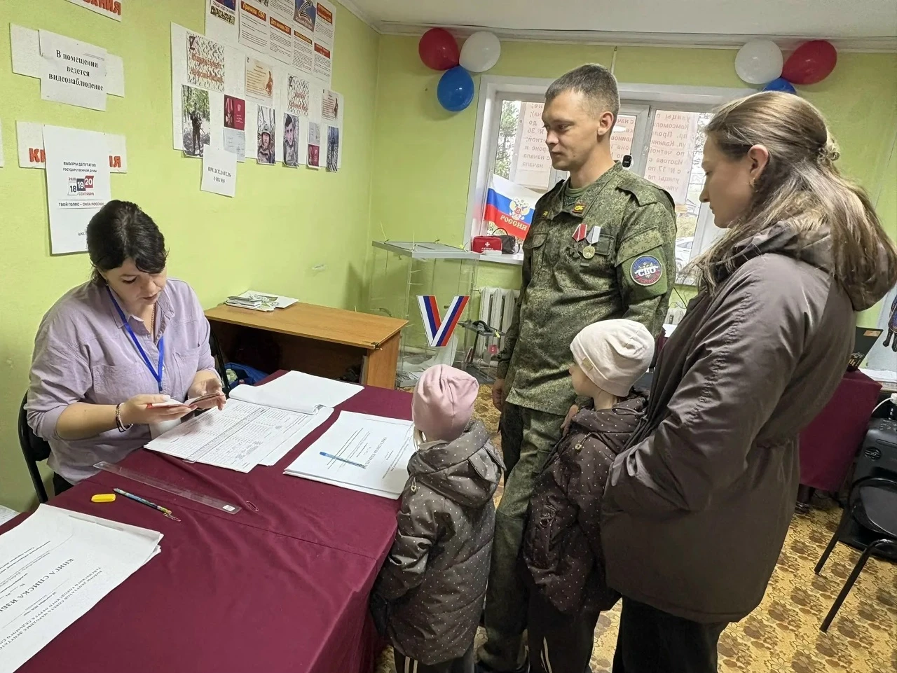 Участник специальной военной операции вместе с семьёй пришёл на избирательный участок, ...