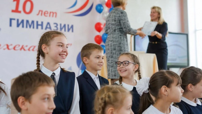 Гимназия номер 20 отметила десятилетие. Торжество прошло во дворце культуры металлургов...