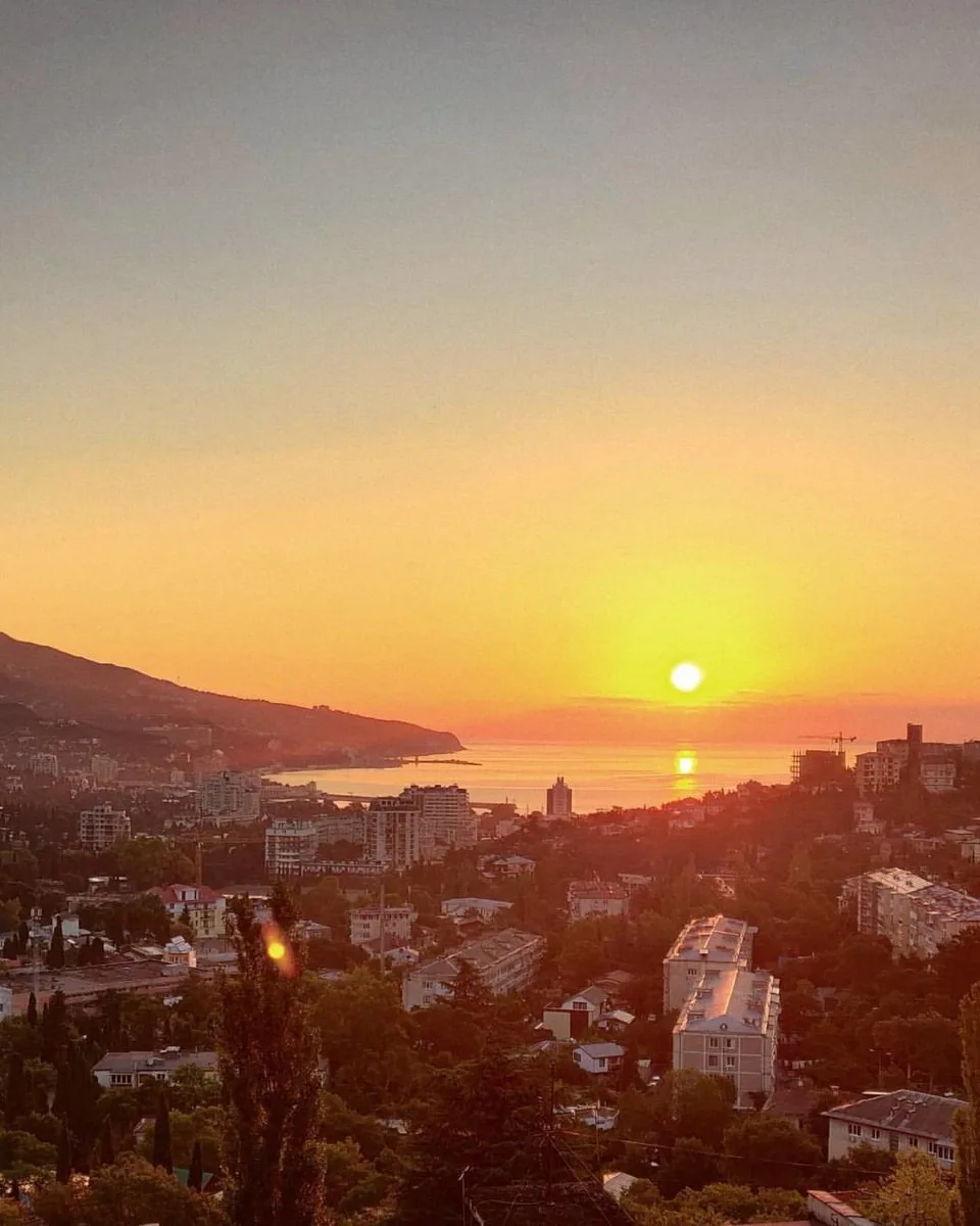 Ну что, как думаете, это закат или рассвет в Мире Ялты? 😍