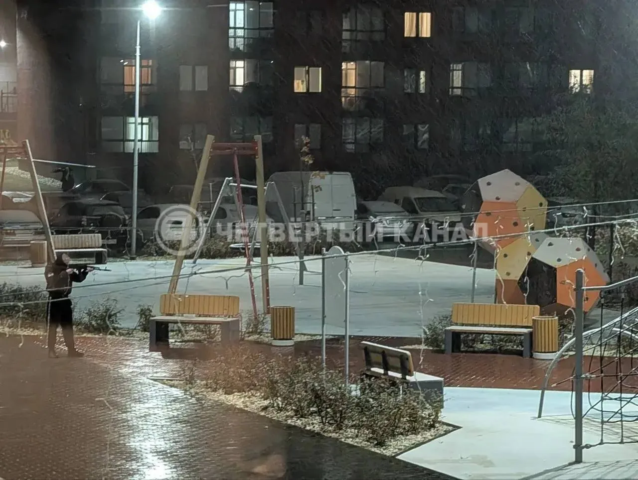 В Академическом лысый мужик устроил стрельбу во дворе.