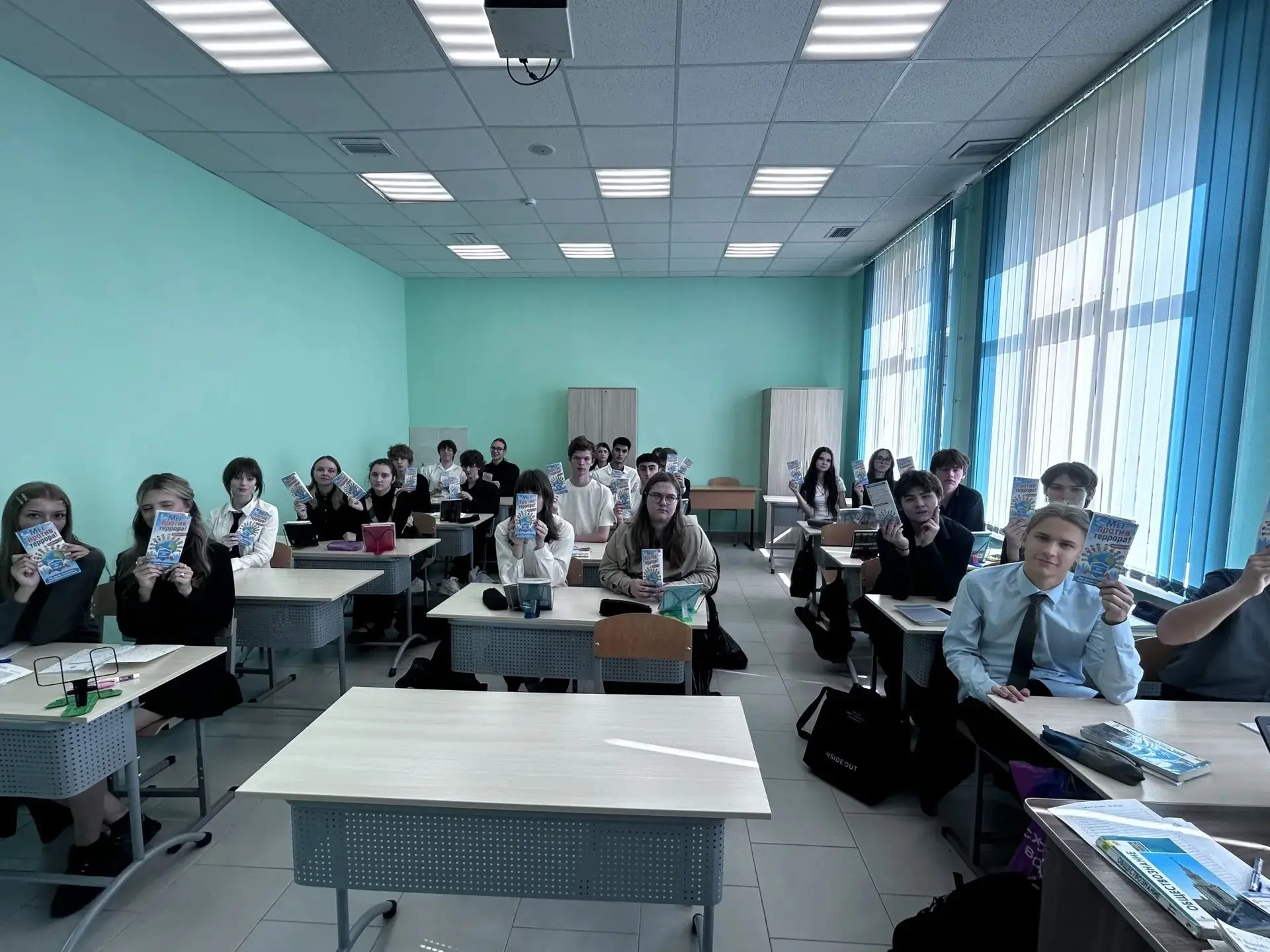 Сегодня в нашей школе прошли классные часы, посвящённые Дню солидарности в борьбе с тер...