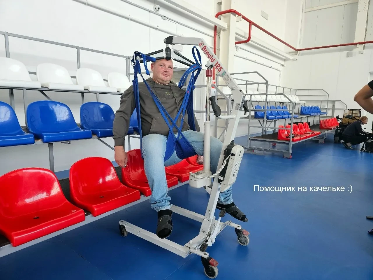 В СГООИ «Товарищ» продолжаются еженедельные тренировки по футболу на электроколясках дл...